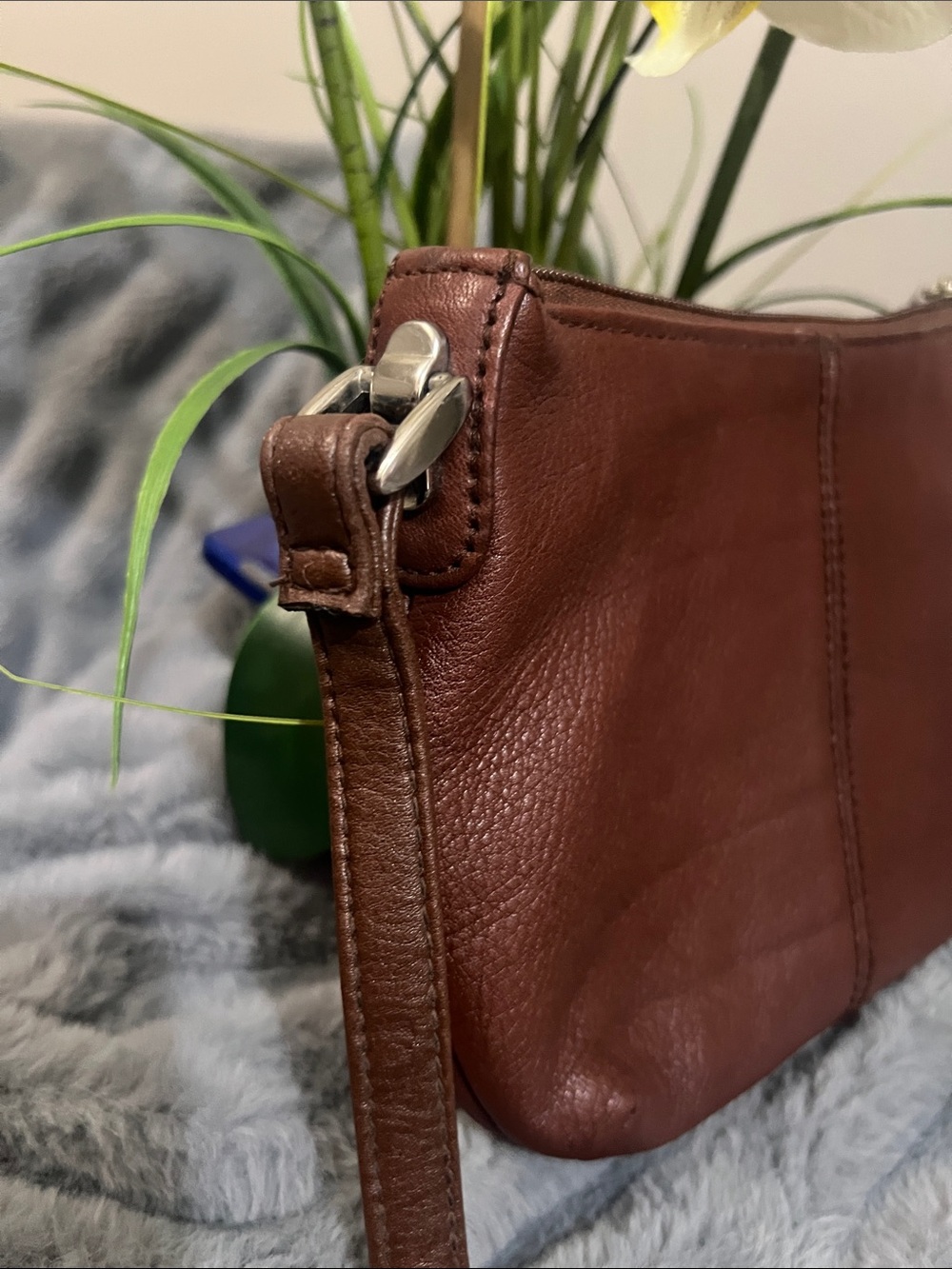 Aurielle Vintage Chocolate Brown Leather Crossbody / Shoulder Bag GUC retail $85 - Picture 3 of 6